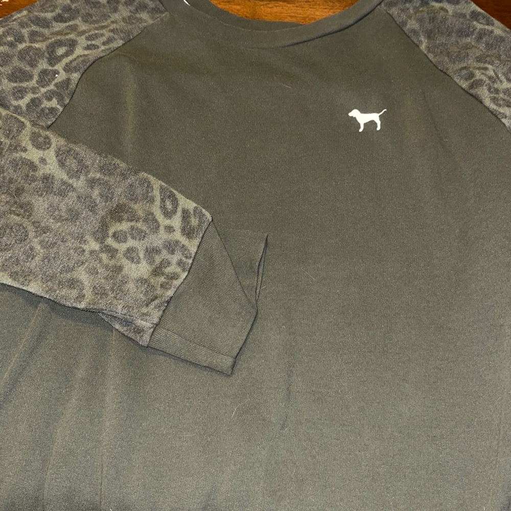 SOLD!!!    Victoria’s Secret Sweatshirt Bundle Cheetah Leopard XL - Picture 3 of 3